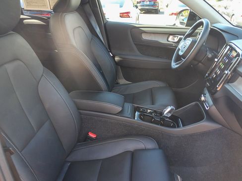 Used 2025 Volvo XC40 B5 Plus image 24
