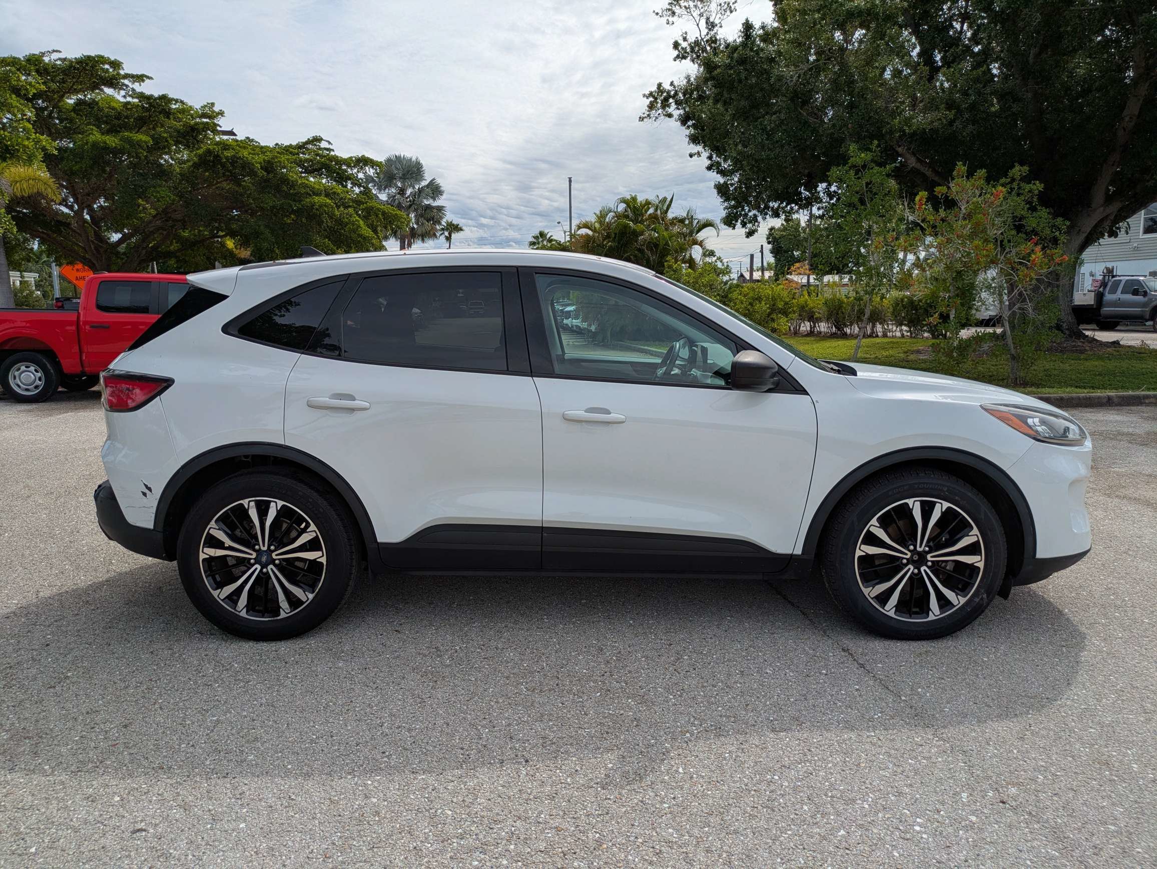Used 2022 Ford Escape SE w/ SE Sport Appearance Package FWD image 6
