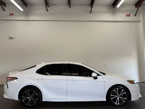 Used 2019 Toyota Camry SE FWD image 2
