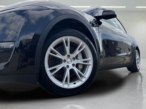 Used 2023 Tesla Model Y 2WD image 9