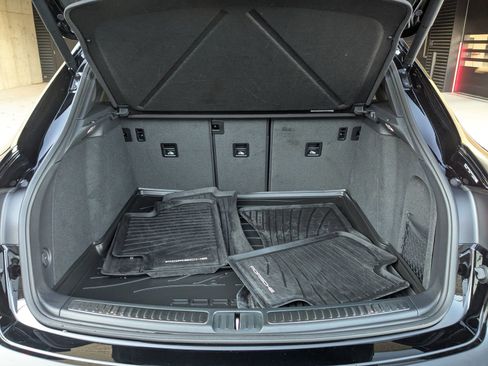 Certified 2025 Porsche Macan AWD/4WD image 24