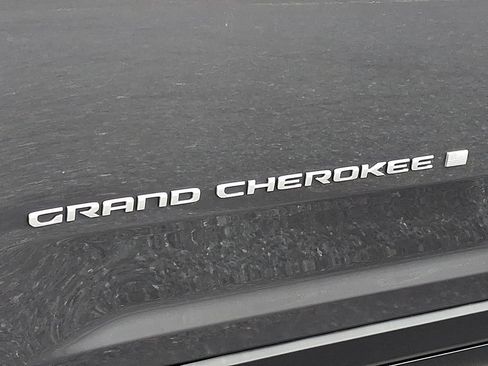 Used 2025 Jeep Grand Cherokee Laredo w/ Luxury Tech Group I AWD/4WD image 32