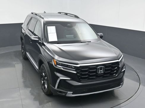 Used 2025 Honda Pilot Touring image 3