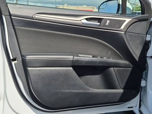 Used 2018 Ford Fusion SE w/ Fusion SE Technology Package FWD image 19