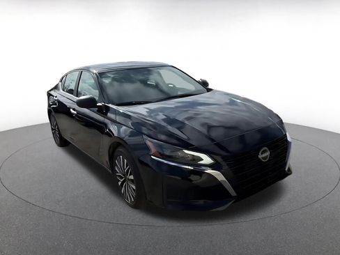 Used 2025 Nissan Altima 2.5 SV image 3