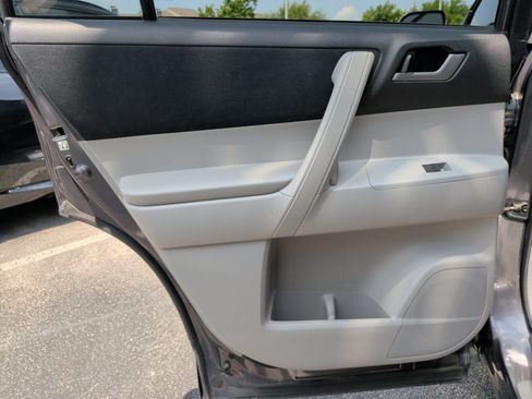 Used 2013 Toyota Highlander Plus FWD image 36