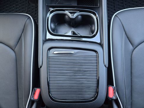 New 2026 Chrysler Pacifica Limited w/ Uconnect Theater Family Group image 10