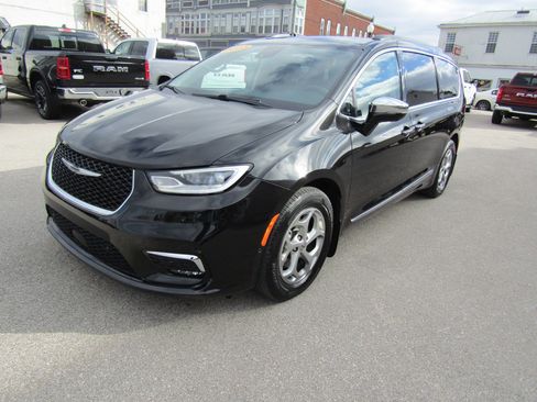 Used 2023 Chrysler Pacifica Limited image 7