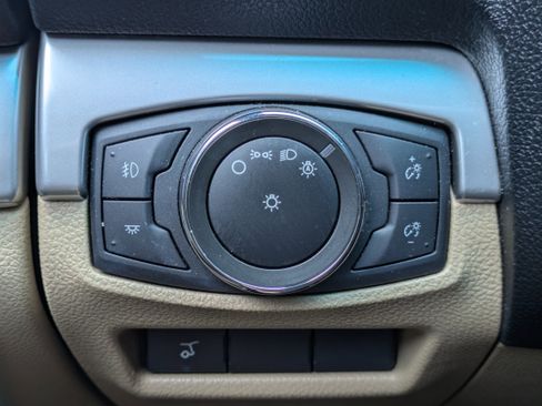 Used 2016 Ford Explorer XLT w/ Equipment Group 202A FWD image 18