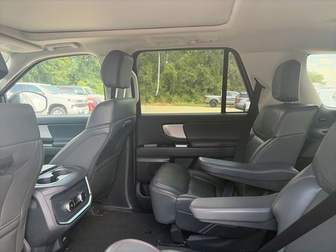 Used 2025 Ford Expedition Active AWD/4WD image 10