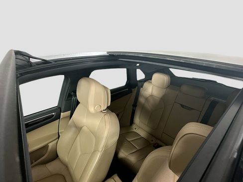 Certified 2022 Porsche Macan image 14