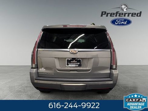 Used 2018 Cadillac Escalade Luxury AWD/4WD image 23