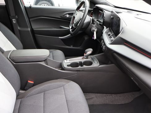 Used 2025 Chevrolet Trax RS w/ Sunroof Package image 11