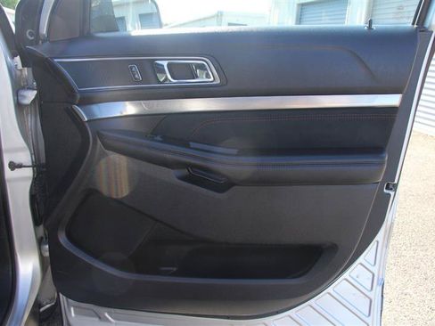Used 2019 Ford Explorer XLT w/ Equipment Group 202A AWD/4WD image 16