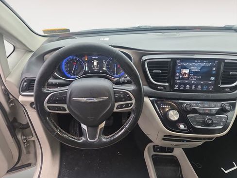 Used 2019 Chrysler Pacifica Touring-L Plus FWD image 10