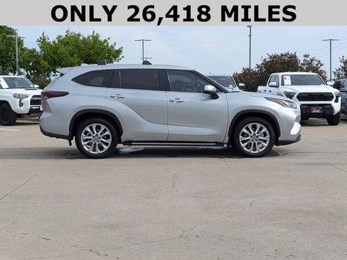 Used 2024 Toyota Highlander Limited FWD image 4