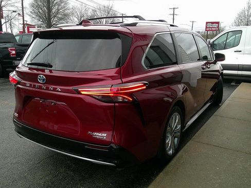 Used 2021 Toyota Sienna Platinum image 4