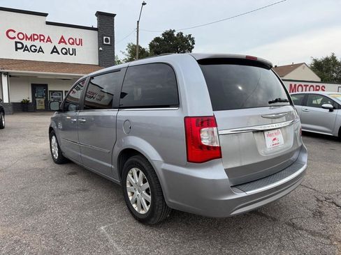 Used 2014 Chrysler Town & Country Touring image 20