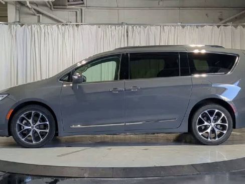 Used 2021 Chrysler Pacifica Limited w/ Uconnect Theater Family Group AWD/4WD image 6
