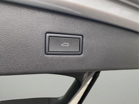 Used 2024 Volkswagen Tiguan SE AWD/4WD image 32