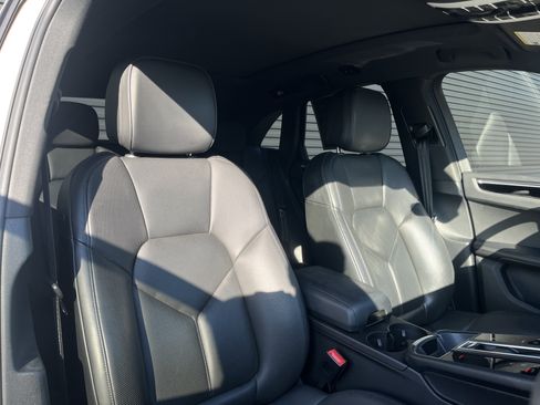 Certified 2022 Porsche Macan image 39