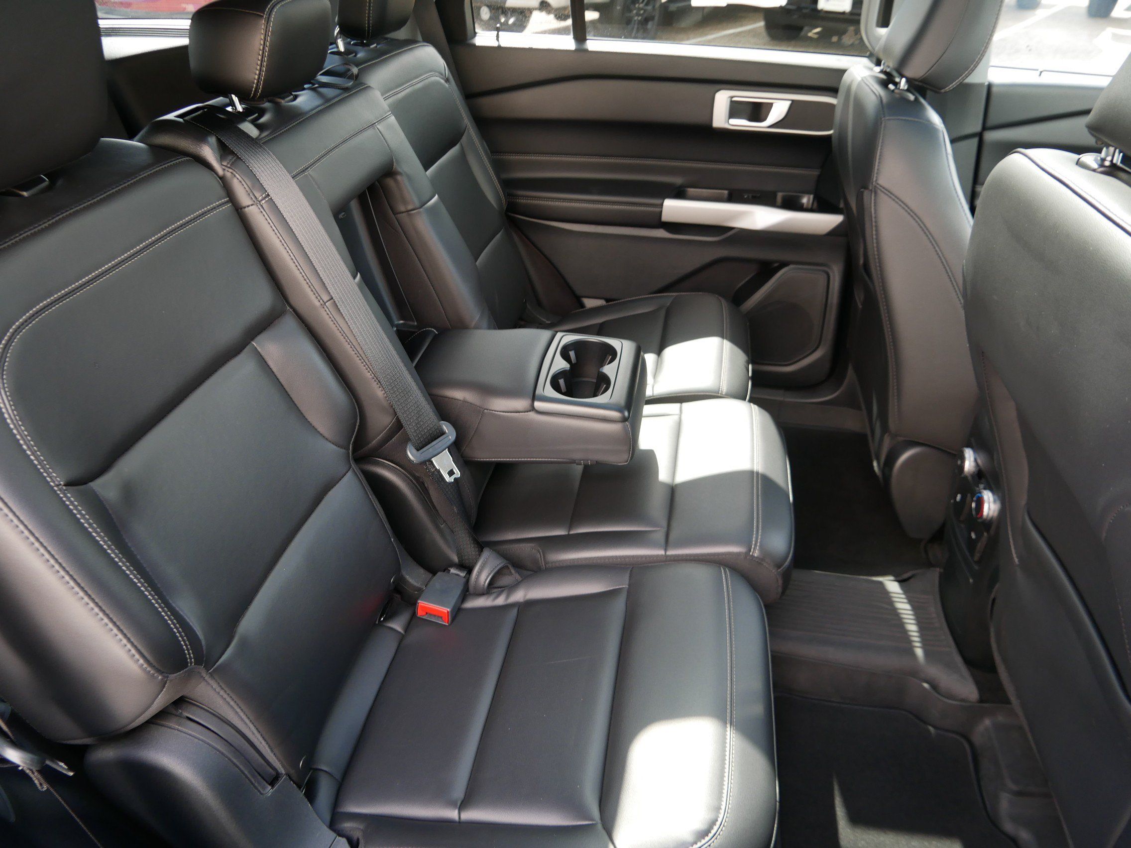 Used 2022 Ford Explorer XLT w/ Equipment Group 202A AWD/4WD image 24