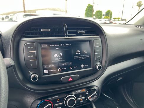 Used 2025 Kia Soul LX w/ LX Technology Package FWD image 17