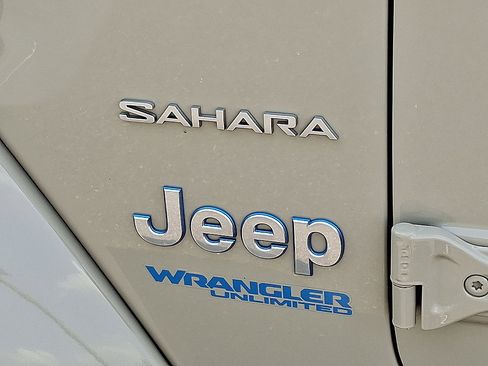 Used 2022 Jeep Wrangler Unlimited Sahara AWD/4WD image 19