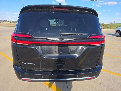 Used 2025 Chrysler Pacifica Select FWD image 6
