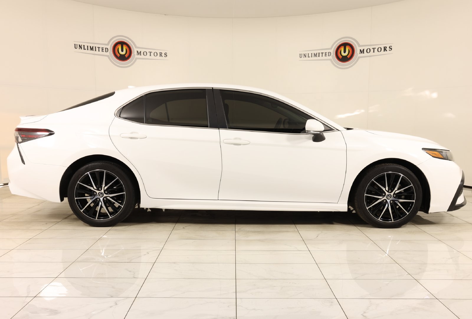 Used 2023 Toyota Camry SE FWD image 2