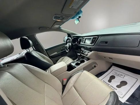 Used 2017 Kia Sedona LX w/ LX Essentials Premium Package FWD image 21