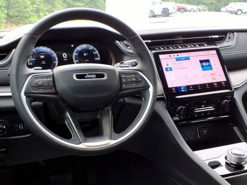 Used 2025 Jeep Grand Cherokee Limited AWD/4WD image 11