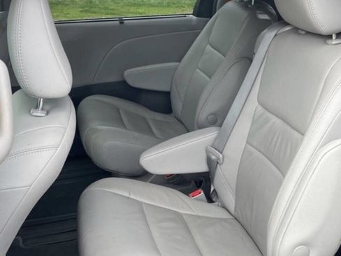 Used 2018 Toyota Sienna XLE FWD image 12