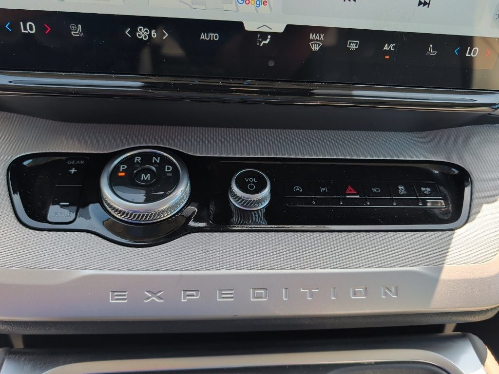Used 2025 Ford Expedition Active RWD image 17