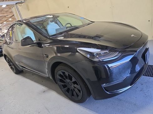 Used 2023 Tesla Model Y Long Range AWD/4WD image 3