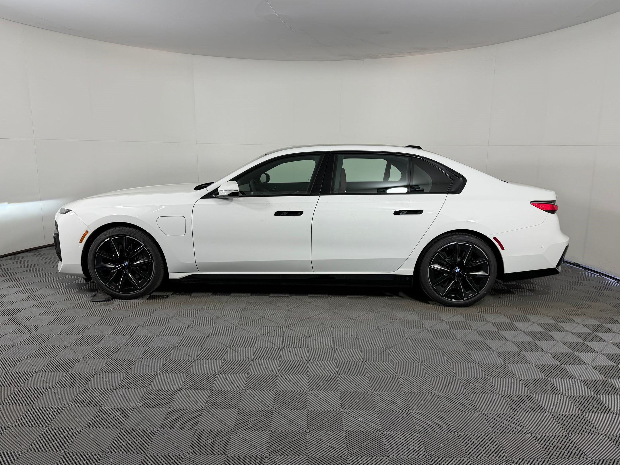 Used 2026 BMW 750e xDrive w/ Executive Package AWD/4WD image 2