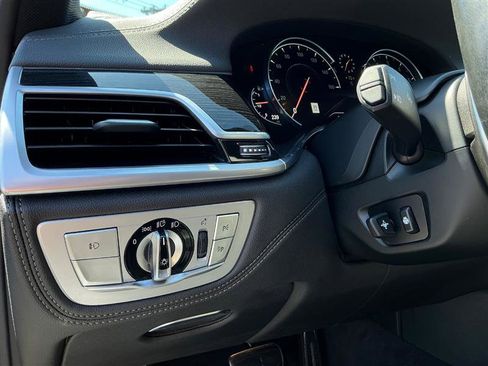 Used 2019 BMW 750i xDrive w/ M Sport Package image 23