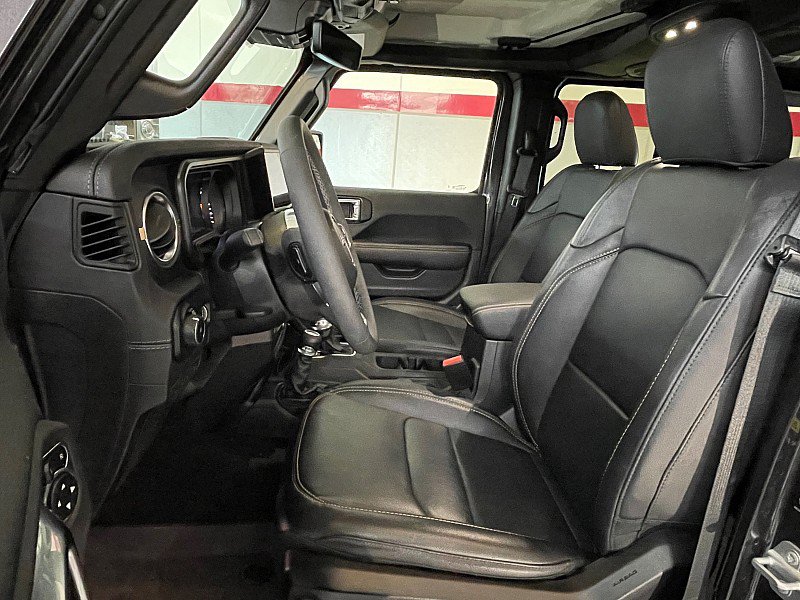 Used 2025 Jeep Wrangler Unlimited Sahara AWD/4WD image 9