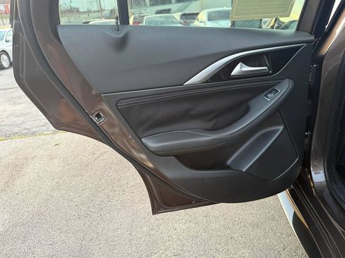 Used 2017 INFINITI QX30 FWD image 33