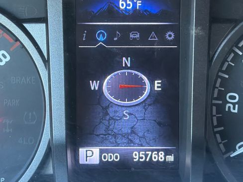 Used 2017 Toyota Tacoma TRD Off-Road w/ Tow Package (A/T) AWD/4WD image 27
