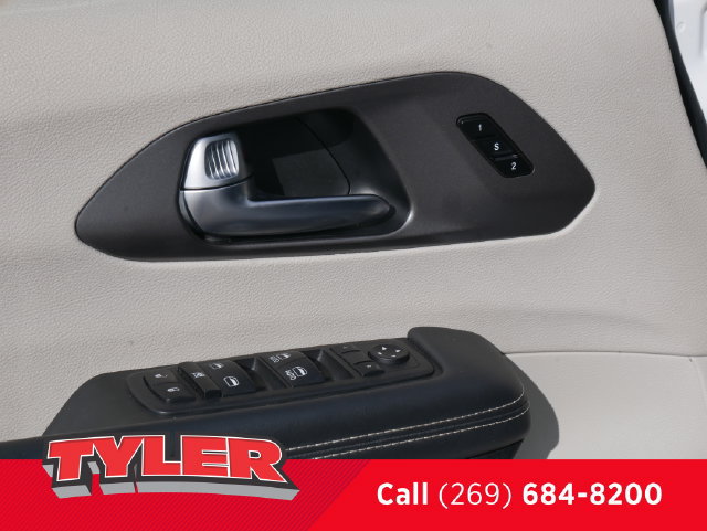 Used 2024 Chrysler Pacifica Limited FWD image 21