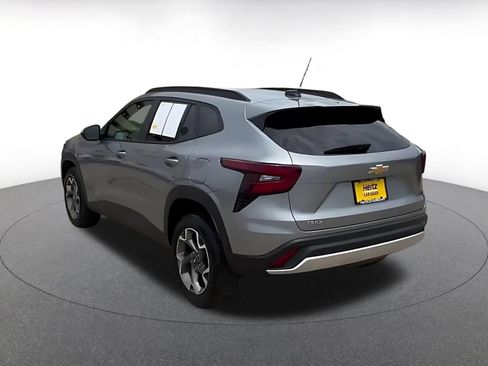 Used 2025 Chevrolet Trax LT FWD image 11