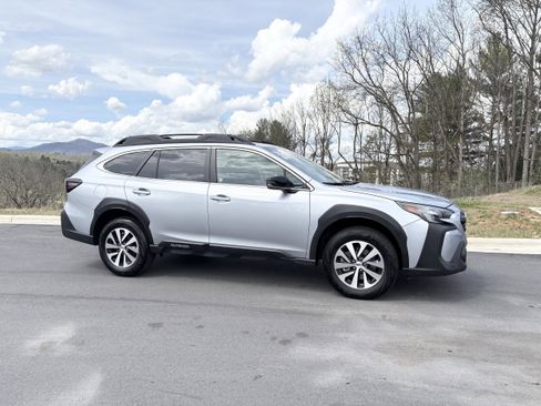 Used 2025 Subaru Outback Premium image 7