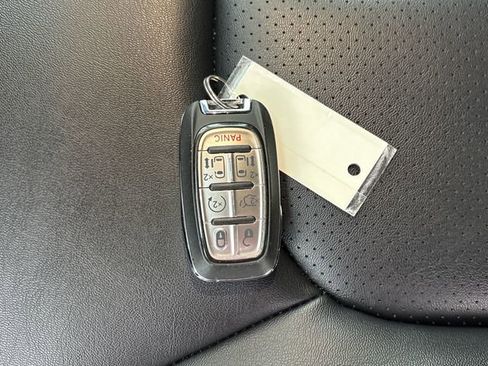 Used 2025 Chrysler Pacifica Select image 29