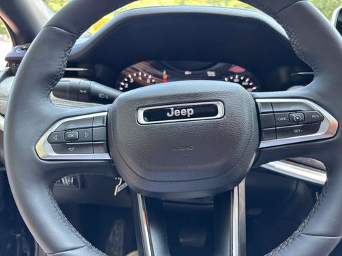 Used 2025 Jeep Compass Latitude AWD/4WD image 25