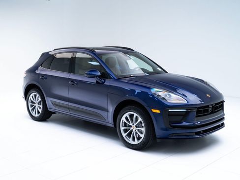 Certified 2026 Porsche Macan AWD/4WD image 7