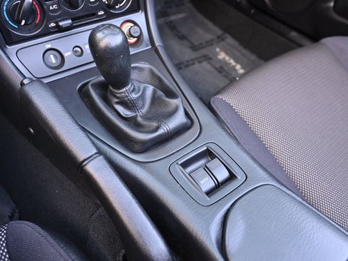 Used 2002 MAZDA MX-5 Miata RWD image 26