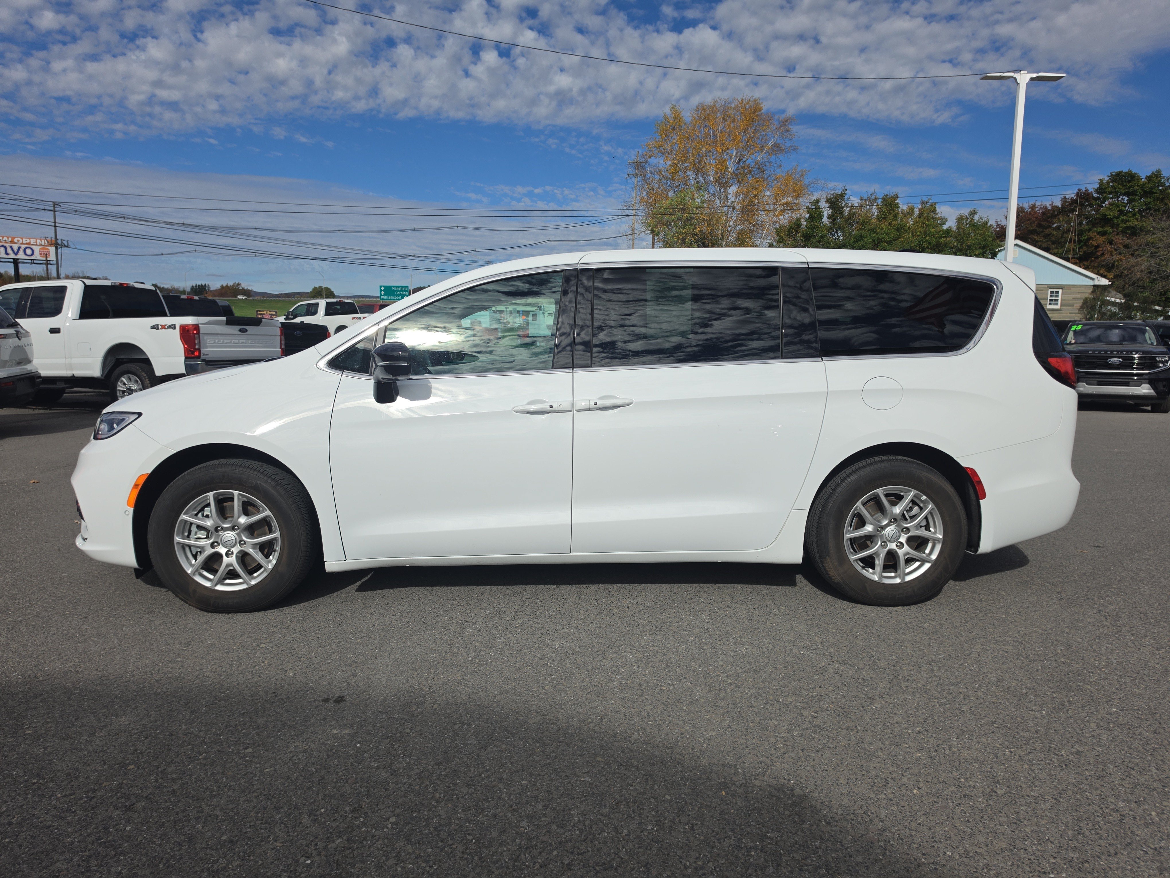 Used 2026 Chrysler Pacifica Select FWD image 7