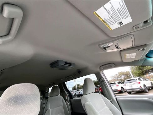 Used 2017 Toyota Sienna LE image 13