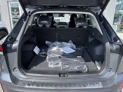 New 2025 Volkswagen Tiguan SE image 12